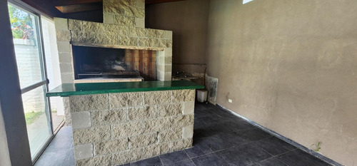 Casa En Venta - 4 Dormitorios 3 Baños - Cochera - 310mts2 - Morón