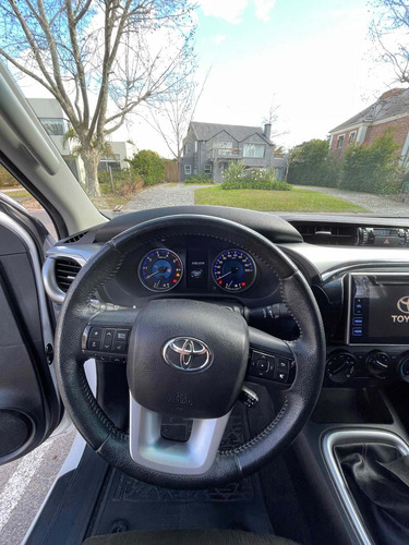 Imagen 11 de 15 de Toyota Hilux 2.8 Cd Srv 177cv 4x4 2017