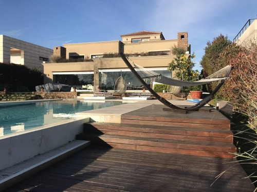 Imagen 2 de 30 de Nordelta | El Golf - Exclusiva Casa En Venta Impecable Vista Al Lago.