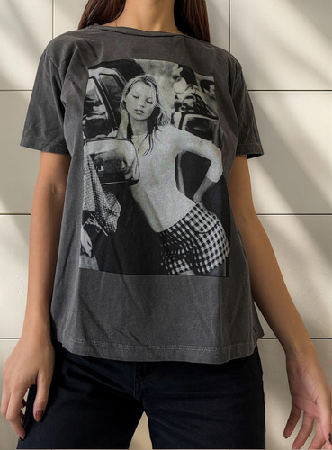Remera Algodón Prelavado Gris Estampa Mujer Kate Moss