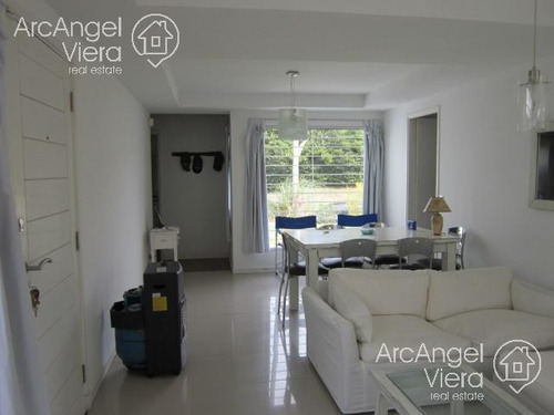 Casa A Dos Cuadras Del Mar En Punta Del Este - Playa Mansa .