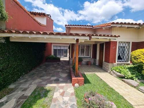 Casa En Venta 4 Amb Con Jardín Y Pileta. Padua
