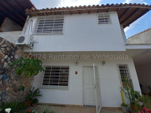 Se Vende Hermoso Townhouse A Una Cuadra De La Av Aragua Con Ubicacon Estrategica Cerca De Supermercados Y Comercios En General Urb Villa Hermosa 22-27402