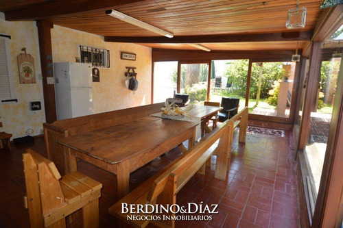 Espectacular Casa En Venta Ideal Para Vivir Todo El Año Con Una Ubicacion Inmejorable A Solo Cuadras De Playa Mansa- Ref: 112