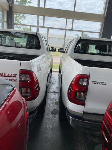 Imagen 15 de 15 de Toyota Hilux Srv 4x4 Manual M/t 0km - Año 2022 Disponible