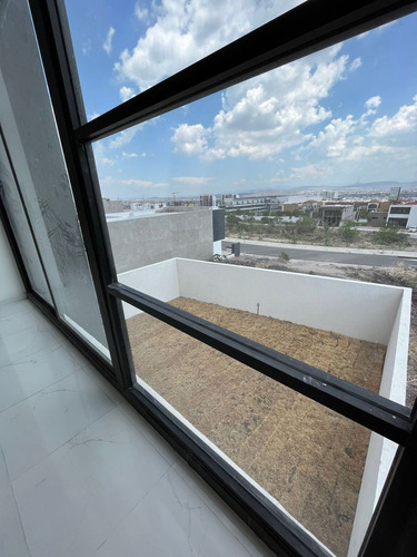 En Venta | Espectacular Casa En Privada Con Casa Club, Nuevo Refugio, Querétaro