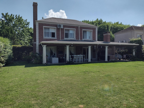 Casa A La Venta En Barrio Los Jazmines, Pilar Del Este, Pilar