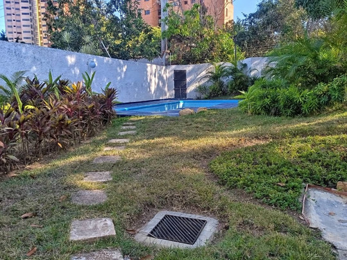 Casa Estilo Contemporáneo Ubicada En El Parral. L.m