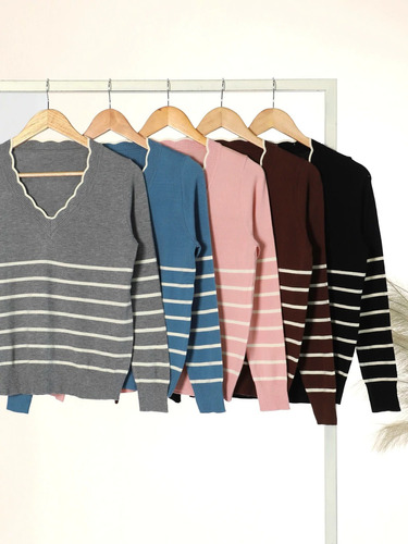Sweater Rayado Con Detalle En Escote