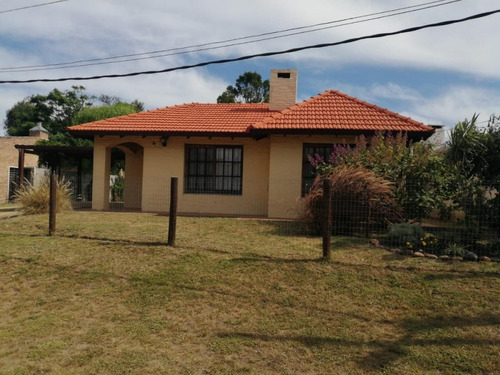 Casa A Dos Cuadra De La Playa En Barrio  Portales 