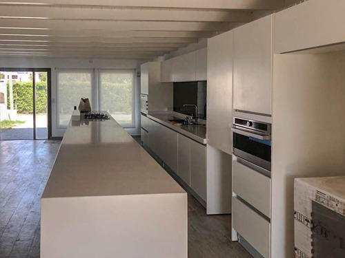 Venta De Moderna Propiedad, En Barrio Privado Jorge Newbery