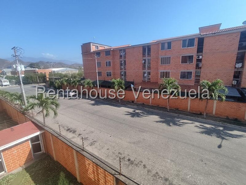 Impecable Apartamento. Ubicado En Conjunto Residencial, Que Cuenta Con Caminerias, Paisajismo, Cancha Deportiva, Seguridad. Son 109 Mts. Piso De Porcelanato Cocina A Remodelar, Dos Baños. Piso Bajo.