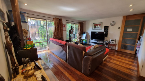 Casa Remodelada, 2 Pisos, Amplio Terreno