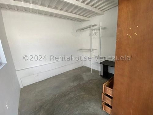 Maikelly Zabala Alquila, Buen Comercial Con Ubicación En La Zona Este Barquisimeto, Cuenta Con Oficina Amoblada Y 600 Mt2, Mz
