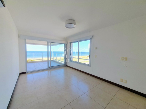 Imagen 10 de 30 de Venta De Apartamento Penthouse Dúplex De 4 Dormitorios Y 6 Baños En Suite, Frente Al Mar En Punta Del Este.