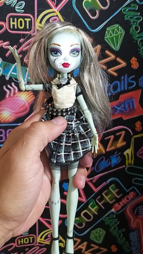 Boneca Frankie Stein Ghouls Monster High Luz E Som (Usado)
