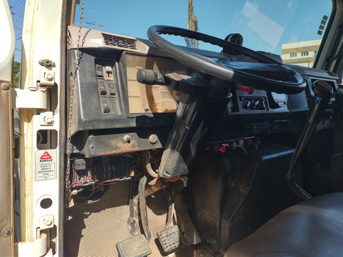 Imagem 10 de 15 de Caminhao Truck Caçamba Basculante 10m