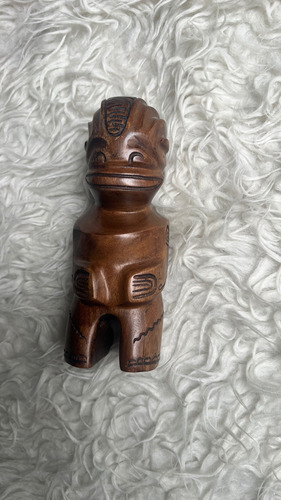 Estatuilla Tiki Madera Islas Marquesas Polinesia Francesa. Marrón