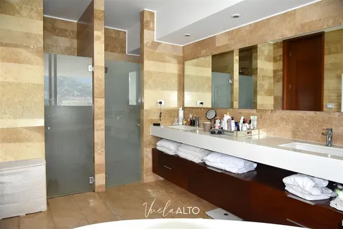 Departamento En Venta De 4 Dorm. En Lo Barnechea / 3 Estac.