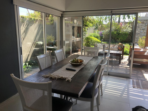 Imagen 15 de 30 de Casa En Venta - 5 Ambientes Con Piscina - Zona Residencial En Castelar Centro