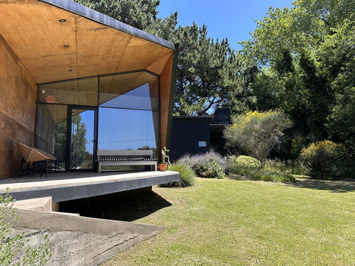 Casa De Diseño En Venta, Barrio Chapadmalal, Cruz Del Sur.
