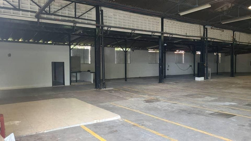Imagen 4 de 10 de Ofrece Alquiler Excelente Galpon 1.300 Usd