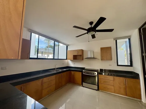 Residencia En Venta De 4 Recámaras En Privada Amanthea.