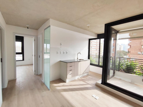 Venta Apartamento 2 Dormitorios. Piso Alto Sobre Av. Libertador. Balcón Soleado