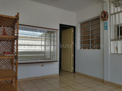 Imagen 6 de 9 de Impecable Casa En Judibana, De Muy Buena Construcción Y Distribución. Este Es Un Urbanismo Tranquilo Y Con Servicios Públicos Ininterrumpidos. #22-18918