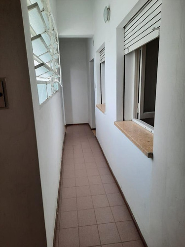 Imagen 3 de 10 de Departamento De Pasillo 1 Dormitorio - Abasto