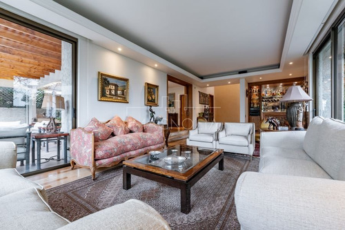 Casa En Venta De 6 Dorm. En Lo Barnechea