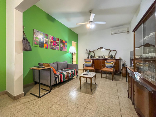 Imagen 1 de 27 de Casa De Pasillo Con 2 Dormitorios Y Patio En Barrio Lourdes