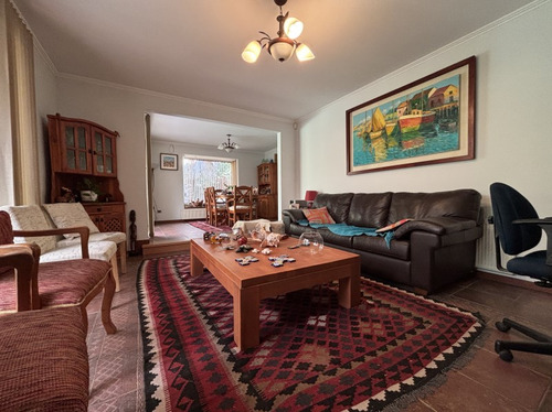 Gran Casa Con Terreno De 2016 M2 En Excelente Ubicación