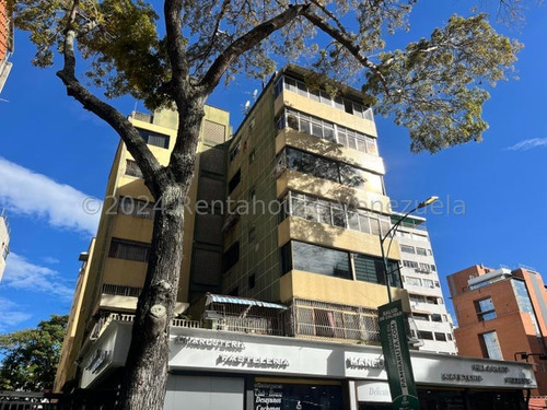 En Venta Comodo Apartamento En Proceso De Remodelación En Colinas De Bello Monte  24-24803