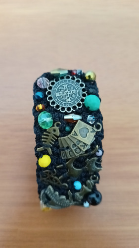Brazalete Pulsera Tejida Delgada Con Dijes Y Cristales.