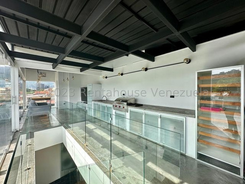Lujoso Penthouse Ubicado En Los Naranjos De Las Mercedes. #24-15045