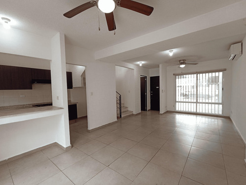 Casa En Venta En Dream Lagoons, Apodaca | 3 Recámaras, Alberca, Gimnasio Y Lago Artificial