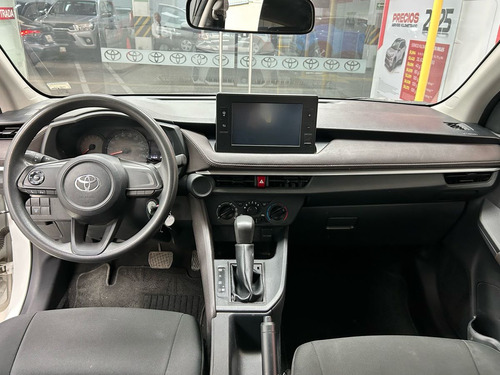 Toyota Yaris 4p Sedán Base L4/1.5 Aut
