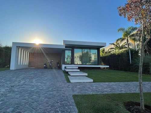 Imagen 3 de 30 de Venta Casa Al Canal Fondo Al Norte Nuevo Quilmes