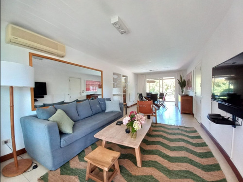 Oportunidad, Apartamento En Venta En Punta Del Este De 3 Dormitorios. Terraza Con Parrillero.