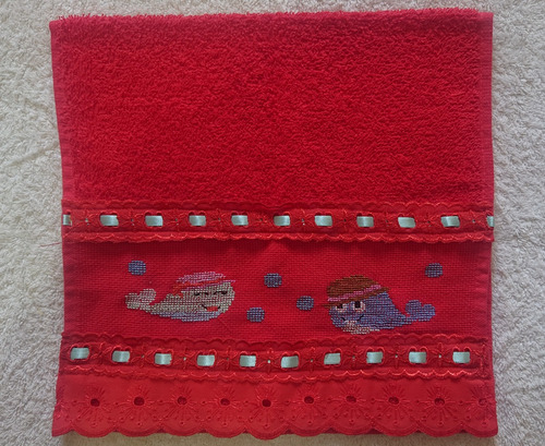 Toalha Para Lavabo Bordada À Mão Baleia Cor Vermelha 29x50cm