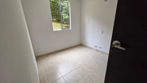 Vendo Apartamento En La Parte Baja De La Loma De Los Bernal, Piso Bajo