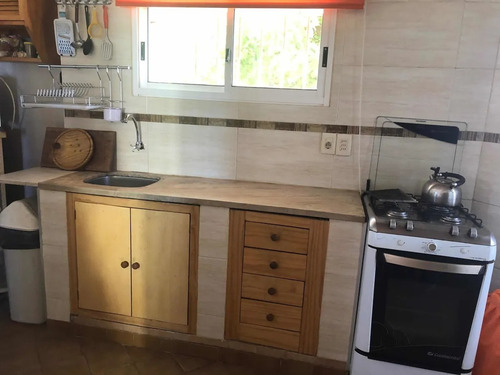 Imagen 12 de 22 de En Piriápolis, A Una Cuadra De La Playa Casa De 3 Dormitorios Y Barbacoa En El Fondo