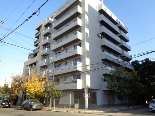 Barrio Alberdi - Excelente Local Comercial De Categoría, Externo En Esquina, Amplio Y Luminoso Con Vidrieras, 2 Baños Y Cocina Separada