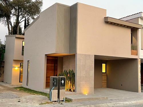 Casa En Venta De 3 Recámaras Y Jardín En Aureal Residencial.