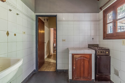 Casa · En Venta · 2 Plantas, 6 Ambientes · Con Amplio Terreno A Refeccionar · Castelar