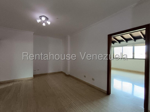 Townhouse En Venta Inm En La Zona Más Prestigiosa De Valencia, Conjunto Cerrado De Tan Solo 10 Casas. Distribuidos En 3 Niveles, Esta Propiedad Es El Equilibrio Perfecto Entre Lujo. Valencia 25-7886