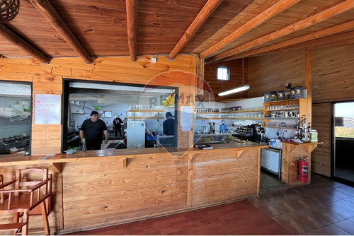 Local Con Clientes En Primera Linea De La Playa