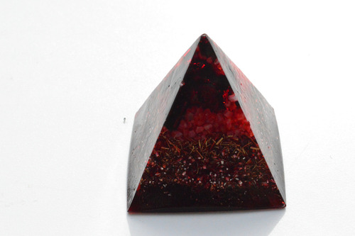 Mini Pirámide Corazón De Fuego Orgonita Con Cuarzo Rojo