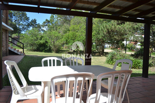 Piriápolis, Playa Hermosa. Casa En Venta A 200 Metros De La Playa. Padrón Único, 4 Dormitorios, 2 Baños